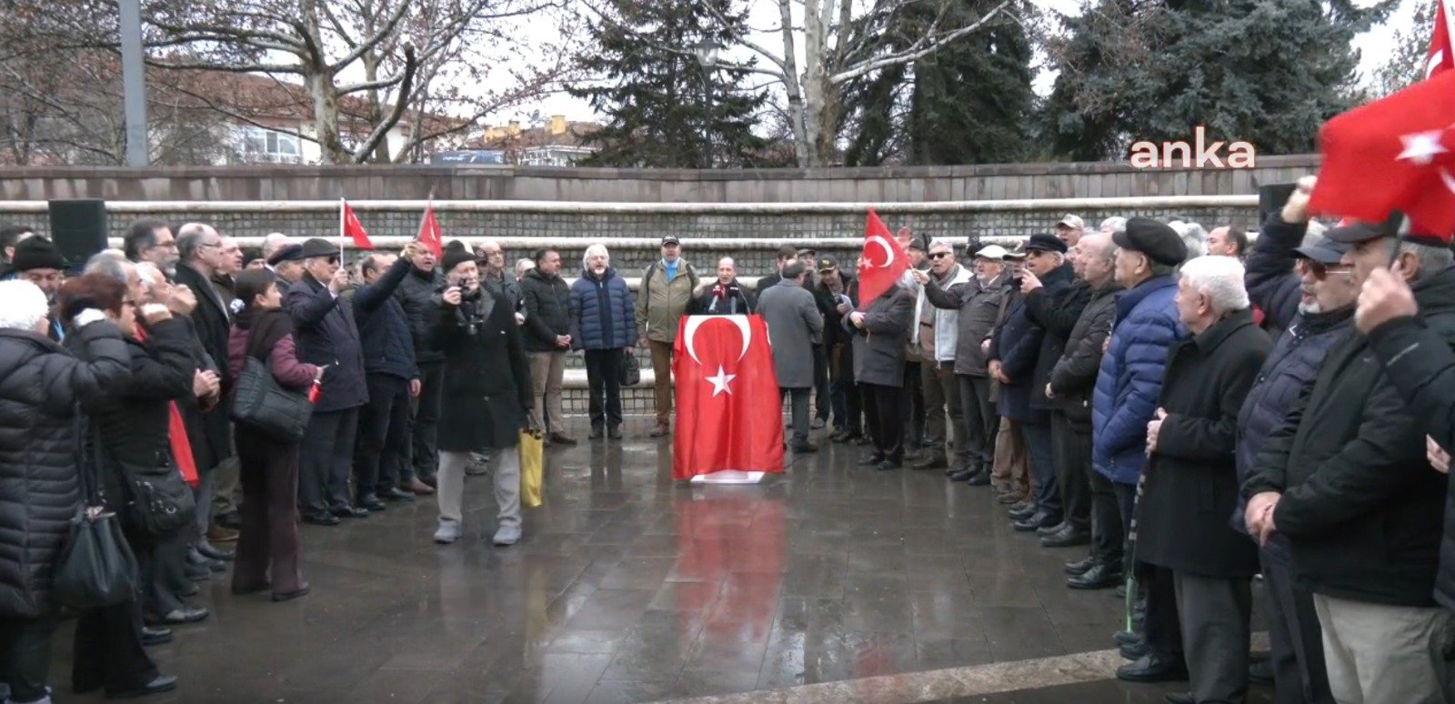 Emekli askerlerden teğmenlere destek